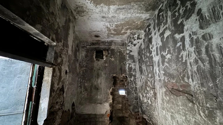 Нежилое здание площадью 8 кв. м, расположенное на земельном участке площадью 8 кв. м на Можайской улице
